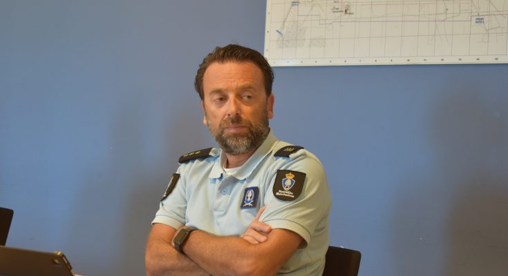 De Koninklijke Marechausse en het Korps Politie Caribisch Nederland (KPCN) vormen onderdeel van de 'blauwe kolom' in het EBT.