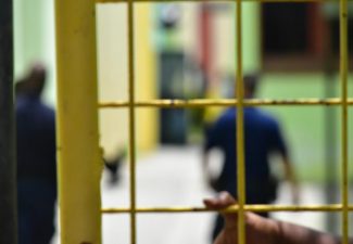 Acht reizigers met valse PCR-test vrij omdat er geen cellen zijn op Curaçao