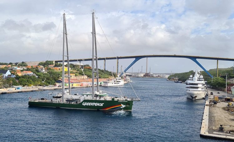 Rainbow Warrior Greenpeace op Curaçao