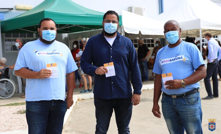 Leden van Bestuurscollege Bonaire halen tweede coronaprik