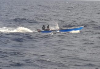 De kustwacht onderschept boot met drie man op zee bij Curaçao