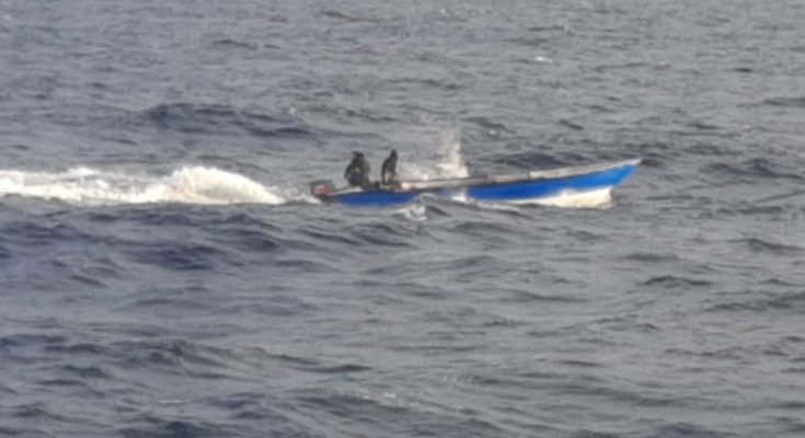 De kustwacht onderschept boot met drie man op zee bij Curaçao
