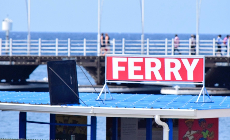 Pontjesbrug en ferry’s buiten dienst op Curaçao, nu met bus naar de overkant