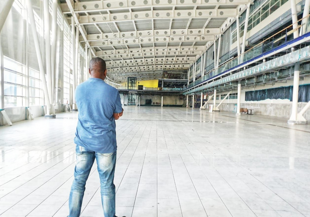 Vertrekhal Sint Maartense luchthaven eindelijk schimmel- en rommelvrij