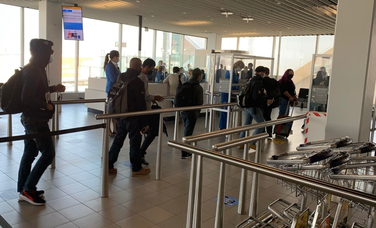 KLM laat 11 passagiers naar Curaçao in Nederland achter vanwege coronadocumenten