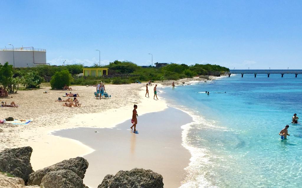Overheid Bonaire heeft buik vol van feestgangers Te Amo Beach