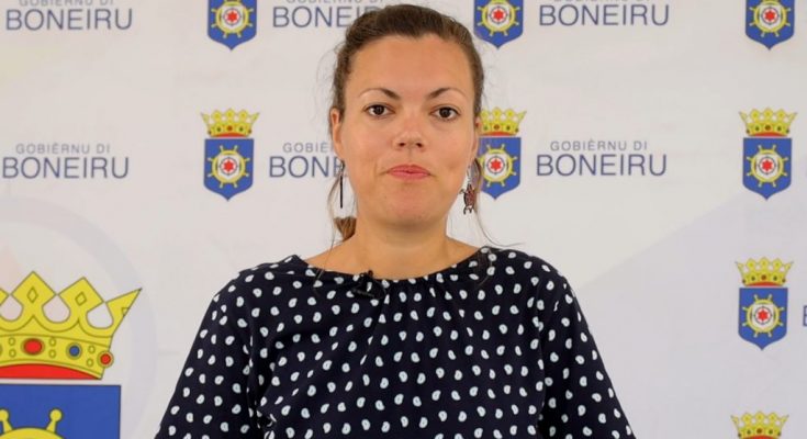 Prikongeluk op Bonaire met jongere die coronaprik haalt