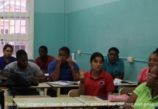 Coronamaatregelen op Curaçao met drie weken verlengd: overheid roept jongeren op voor vaccinatie