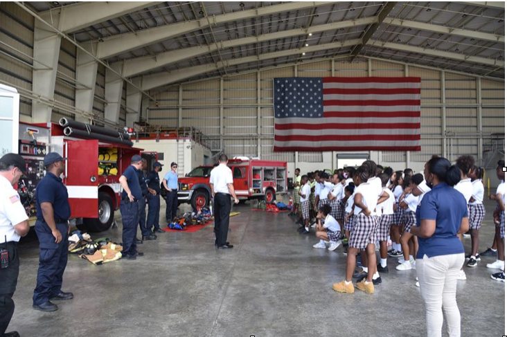 Schoolkinderen Curaçao bezoeken Amerikaanse FOL-basis