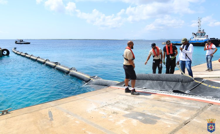 Havendienst Bonaire traint met partners op een eventuele olieramp