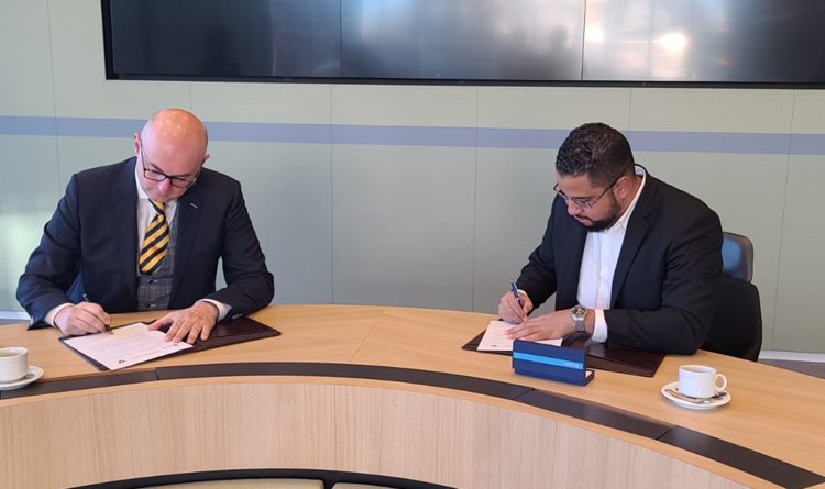Gedeputeerde Thielman tekent overeenkomst met Krimpen aan den IJssel