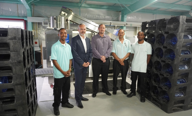 Saba opent fabriek voor flessen drinkwater