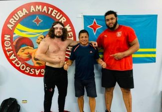 Olympische gewichtheffers trainen op Aruba