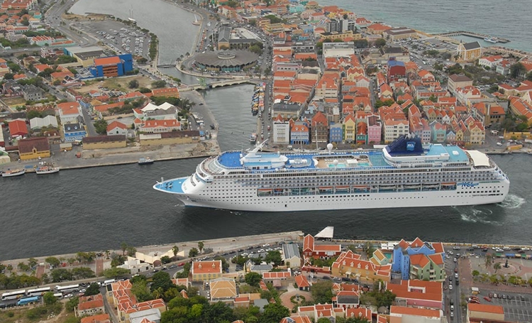 Druk met halfvolle cruiseschepen op Curaçao